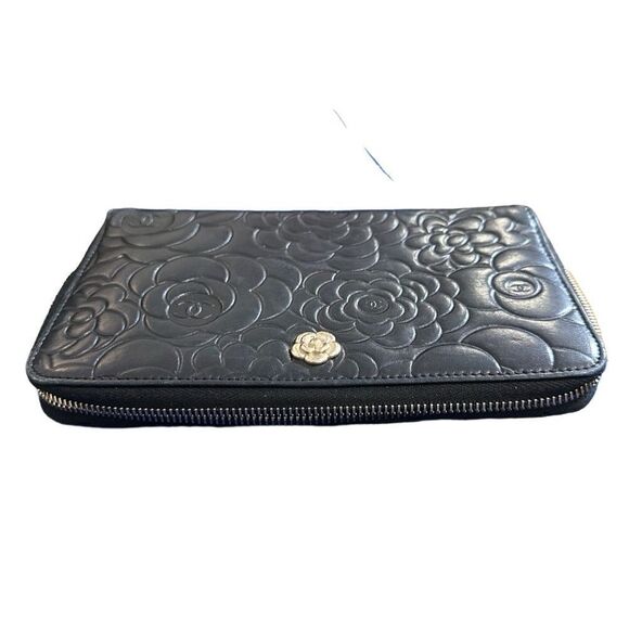 Chanel leather camellia clutch with golden camellia - Picture 2 of 15